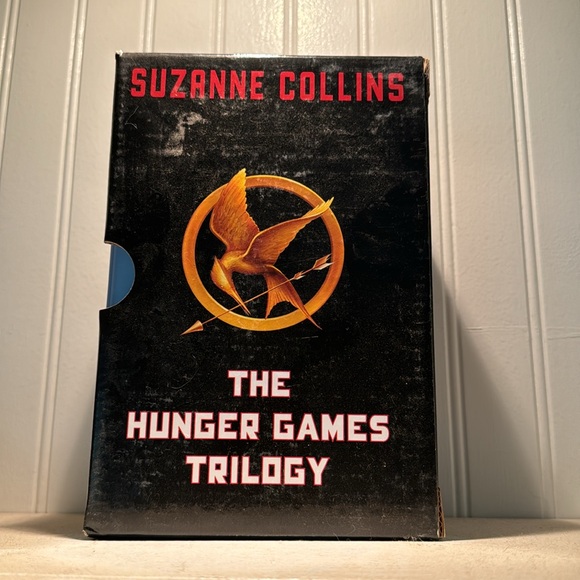 Hunger Games Trilogy - Picture 2 of 3